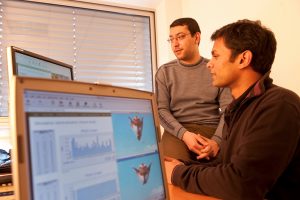 L'équipe DIONYSOS (Analyse de sûreté de fonctionnement, d'interopérabilité et de performances de réseaux) travaille en partie sur l'évaluation automatique de la qualité perçue des communications multimédias sur Internet. Sofiene Jelassi et Kamal Singh, chercheurs de l'équipe DIONYSOS.